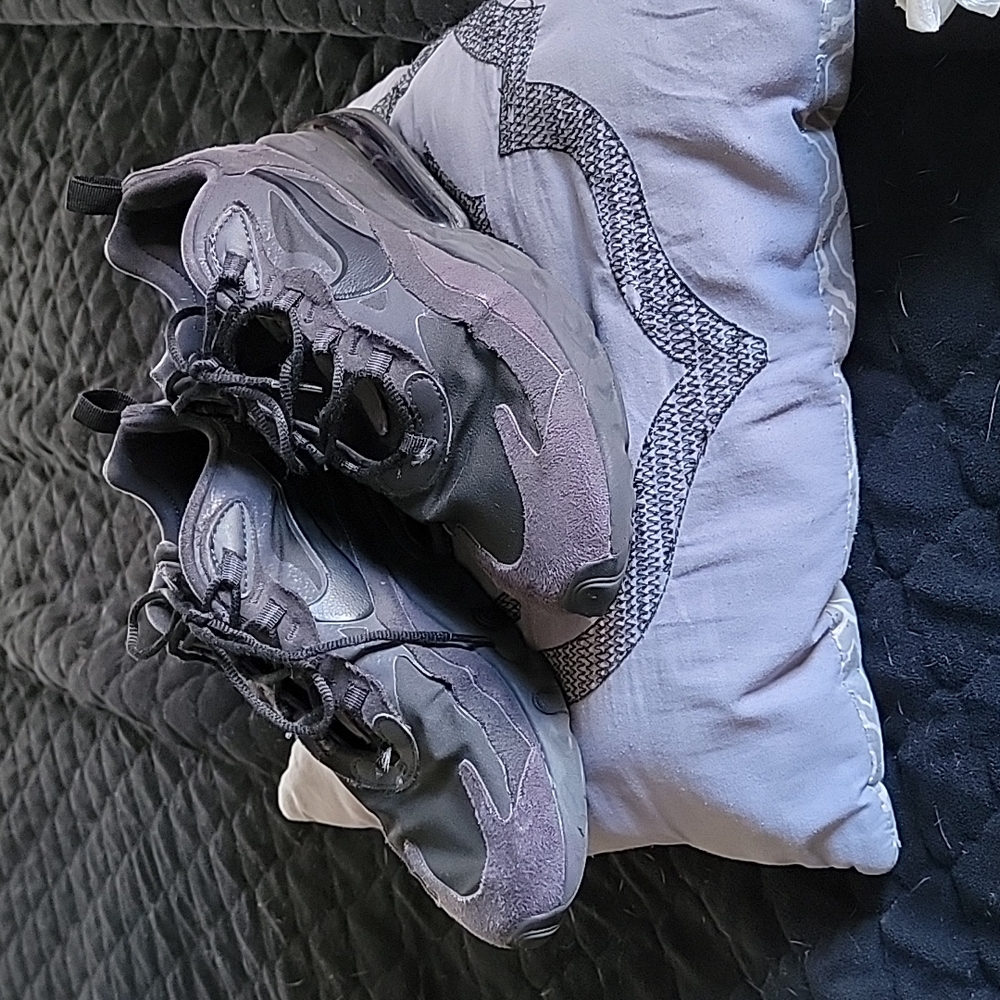 Almost new pair of men's NIKE sneakers... size 9 in men ...
